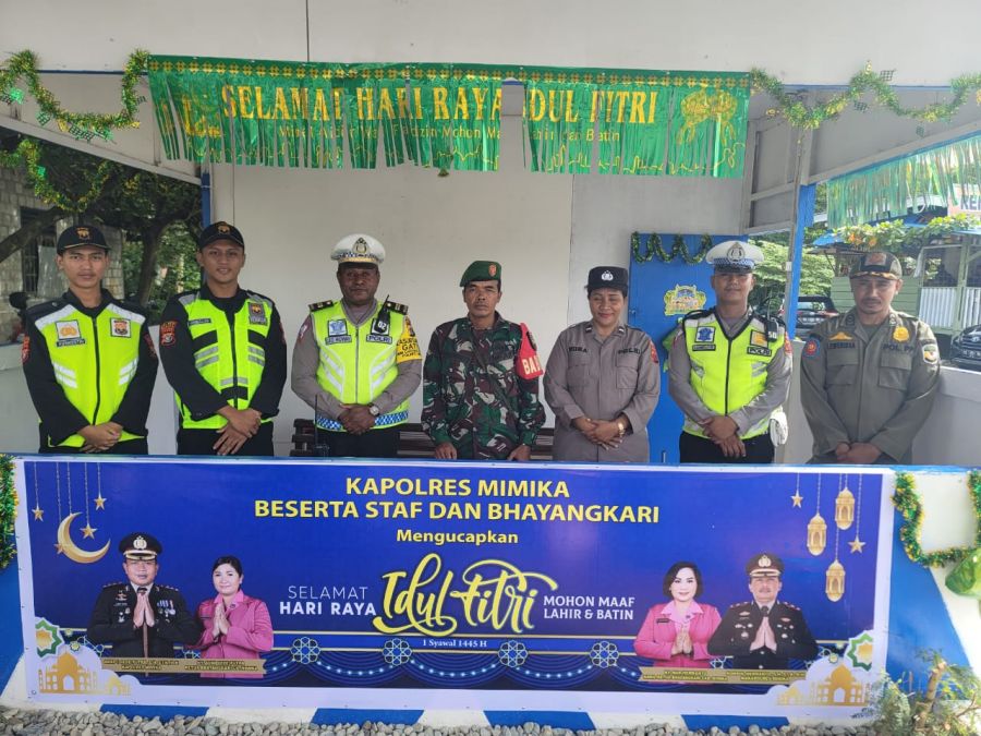 Anggota Senkom Mimika Ikut Piket di Pos Pam Ops Ketupat Cartenz 2024  