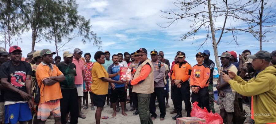 BPBD Mimika Serahkan Bantuan Sembako Pada Korban Kebakaran di Kampung Wakia 