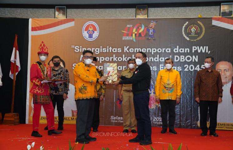 Gubernur Enembe Terima Penghargaan Inisiator Olahraga SIWO PWI