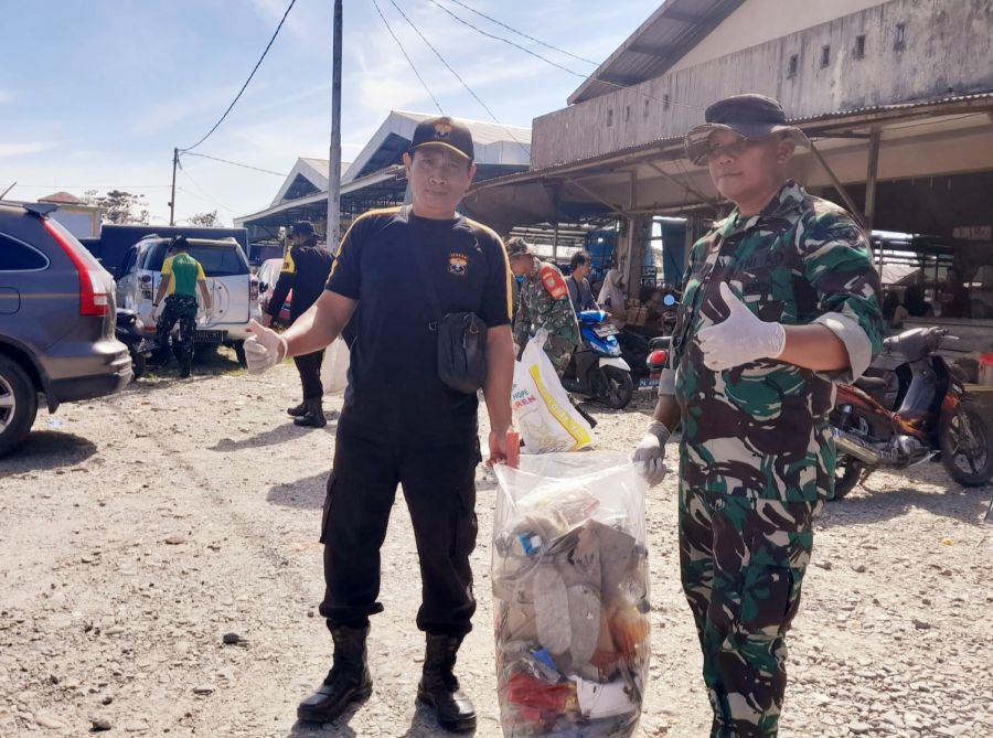 Karya Bakti TNI, Senkom Mitra Polri Ikuti Kerja Bakti Sosial Kodim 1710/Mimika
