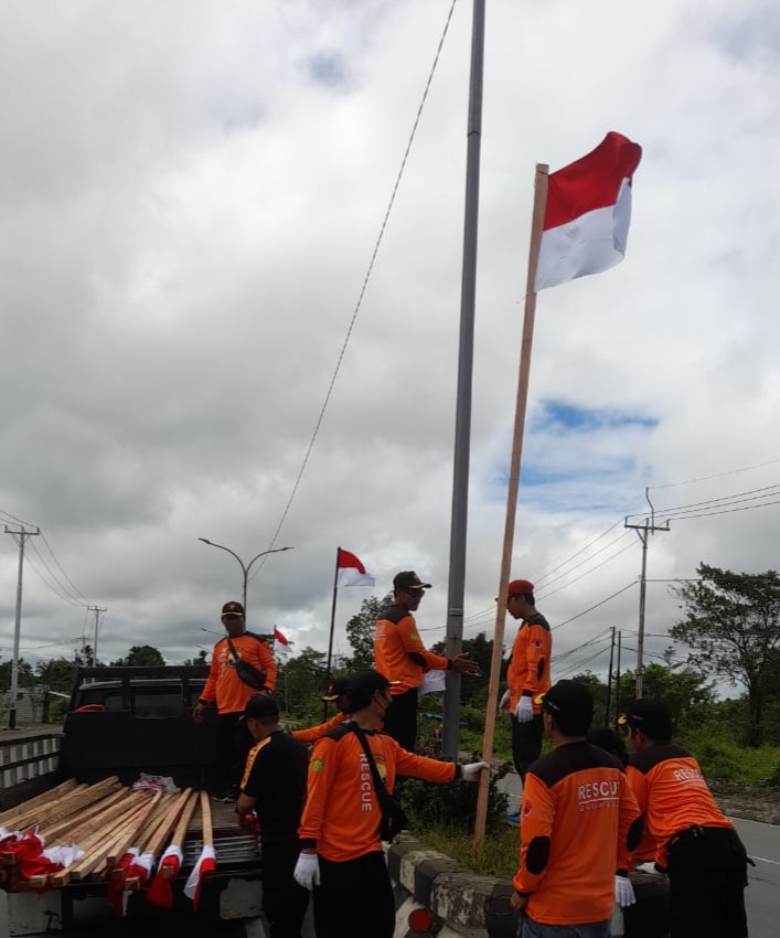 Momen Istimewa, Senkom Bersama TNI/Polri dan Relawan Kibarkan 3.000 Bendera Merah Putih di Timika