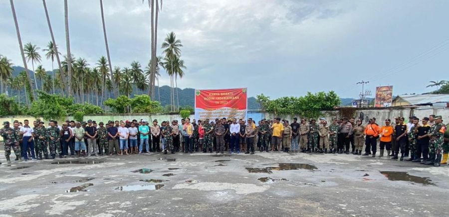 Peringatan HUT Kodam XVIII/Kasuari,  Senkom Mitra Polri Kaimana Ikuti Karya Bakti Pasar Baru 