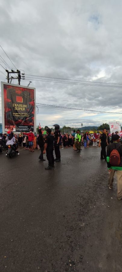 Personil Senkom Mitra Polri Manokwari Kawal Pengamanan Karnaval Budaya HUT ke-77 RI