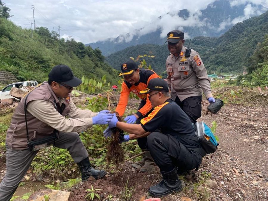 Polsek Tembagapura Gandeng PT. Freeport dan  Senkom Serta Masyarakat Lakukan Penanaman Pohon