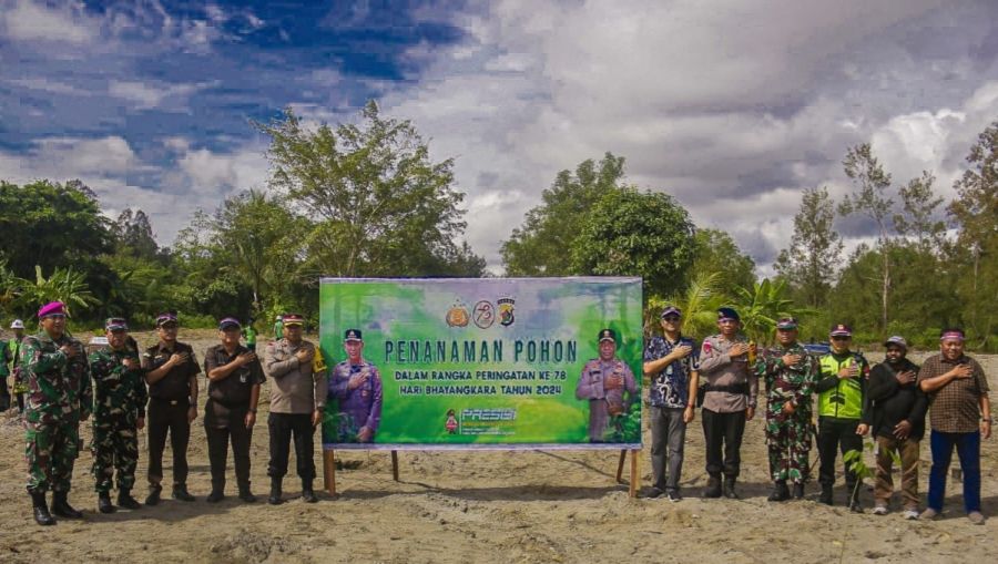 Senkom Ikut Bakti Sosial Tanam Bibit Pohon yang Digelar Polres Mimika 