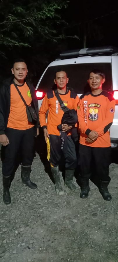 Senkom Mitra Polri Bantu Tim SAR Cari Korban Tenggelam di Muara Sungai Prafi - Manokwari