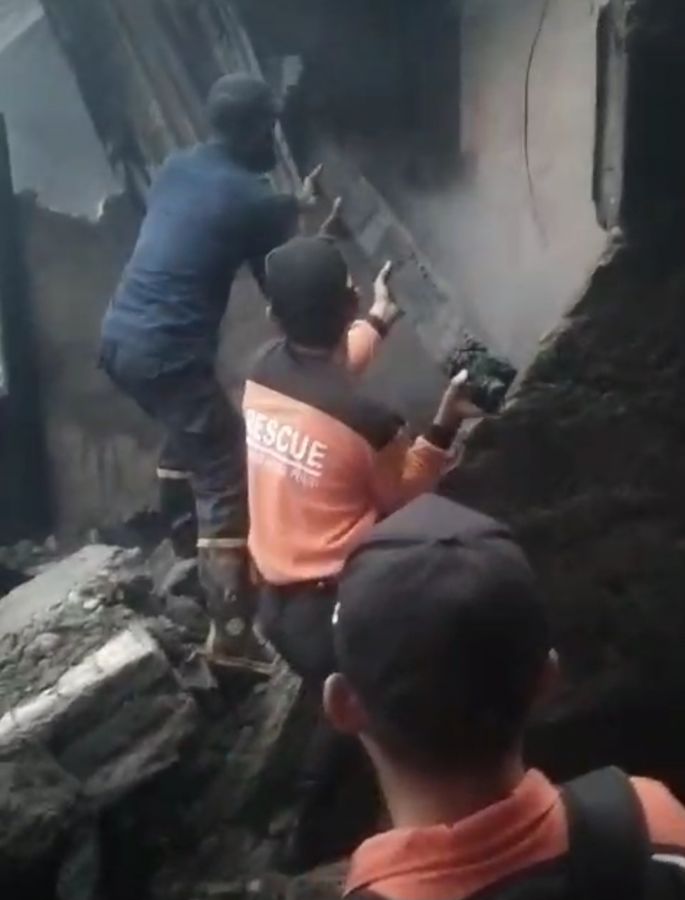 Senkom Mitra Polri Mimika Turunkan Personilnya Bantu Damkar Padamkan Api
