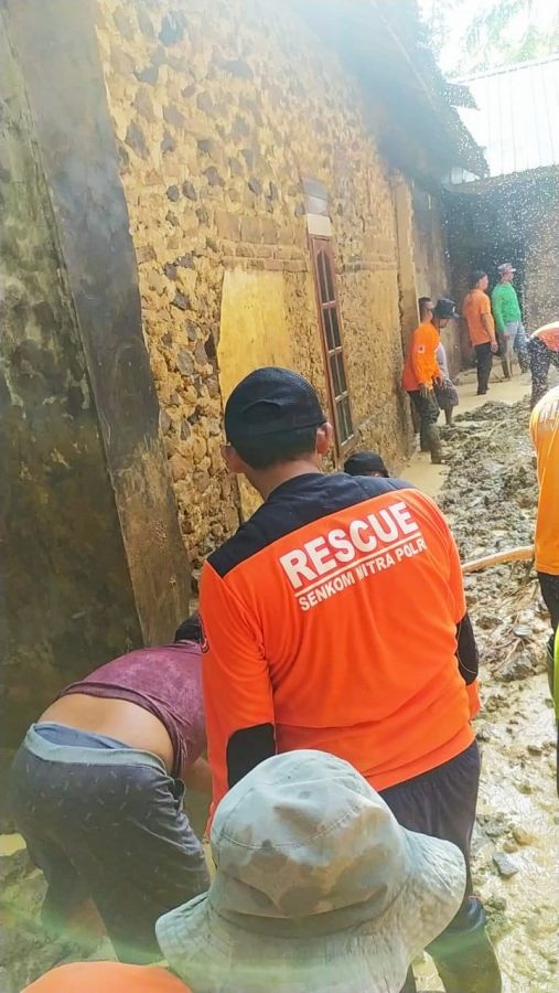 Senkom Rescue Bersama Puluhan Sukarelawan Gotong-Royong Bersihkan Material Longsor