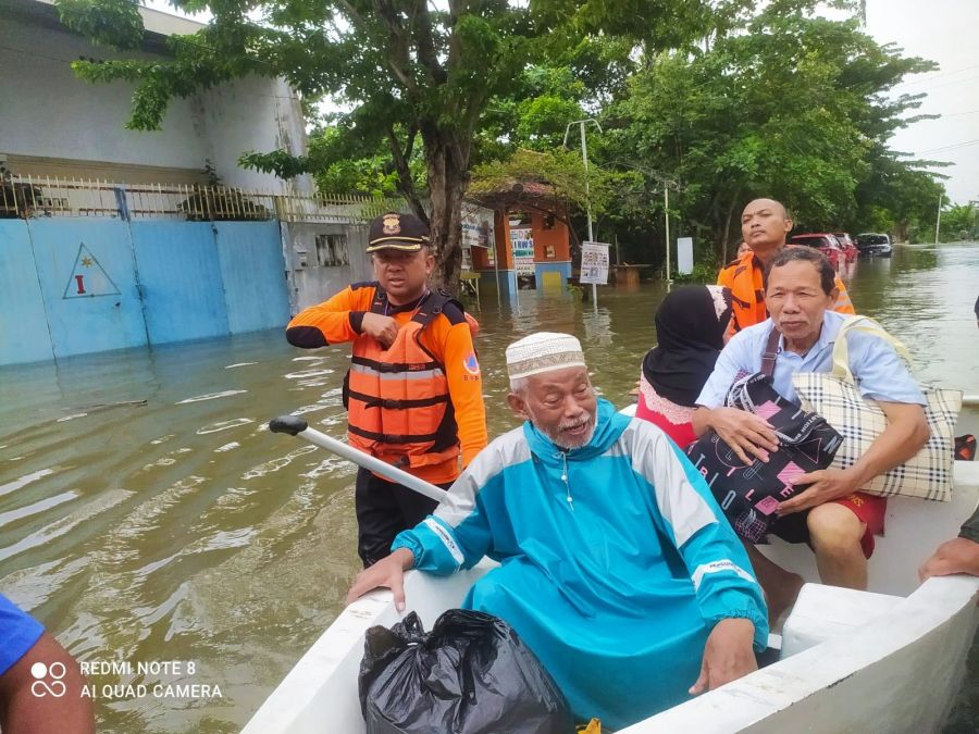 Senkom Rescue Kota Semarang Tanggap Cepat Mengevakuasi Warga Yang Terdampak Banjir