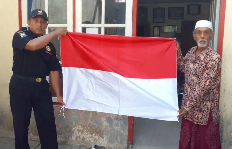 Sumbangkan Semangat Nasionalisme, Senkom Bojonegoro Bagikan 80 Bendera Merah Putih 
