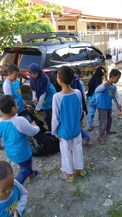 Tanamkan Rasa Cinta Tanah Air, Generus LDII Laksanakan Bersih-bersih Jalan Lingkungan