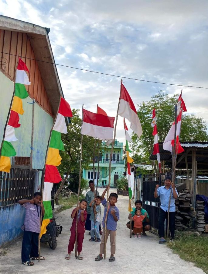 Warga LDII Kaimana Kibarkan Bendera Merah Putih dan Umbul-umbul secara Serentak